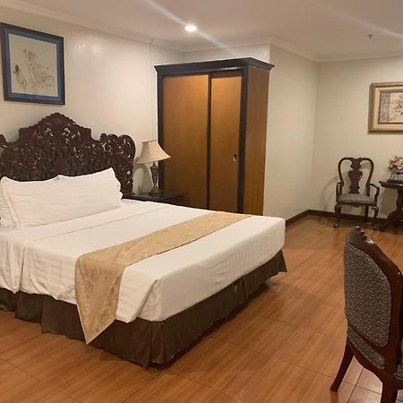 Crown Royale Hotel Balanga Buitenkant foto