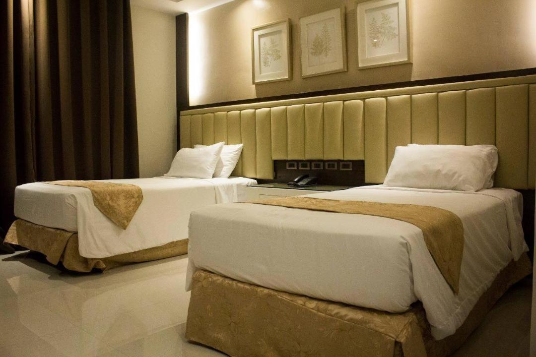 Crown Royale Hotel Balanga Buitenkant foto