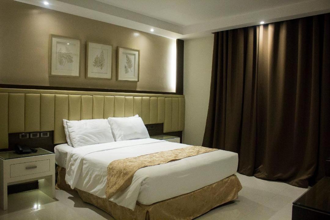 Crown Royale Hotel Balanga Buitenkant foto