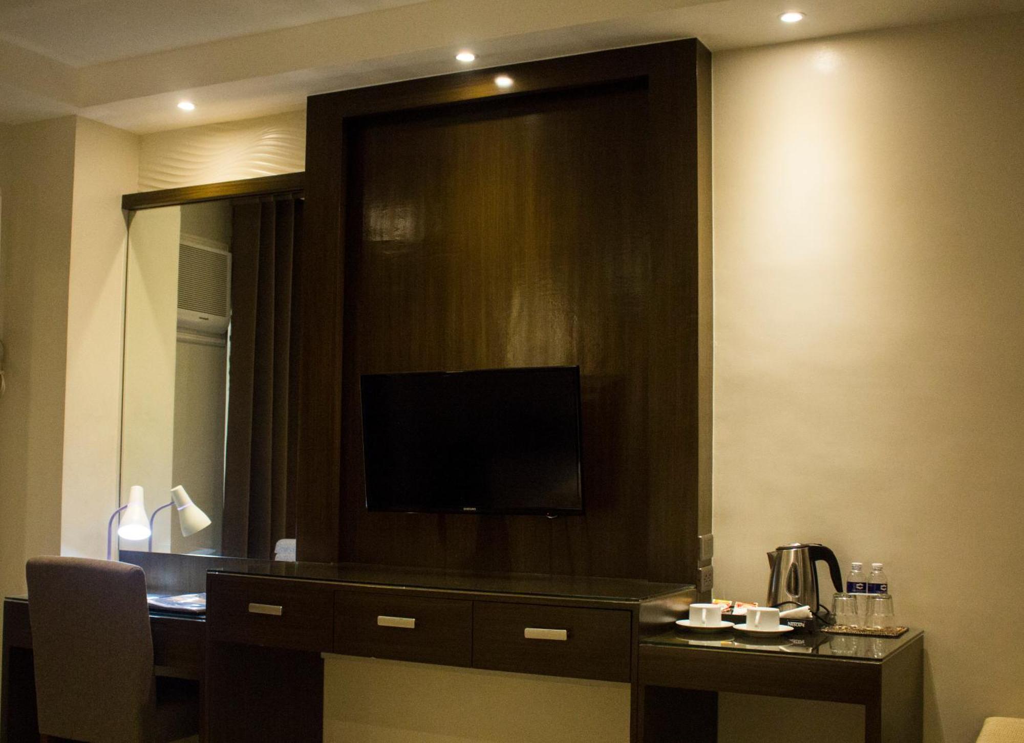Crown Royale Hotel Balanga Buitenkant foto