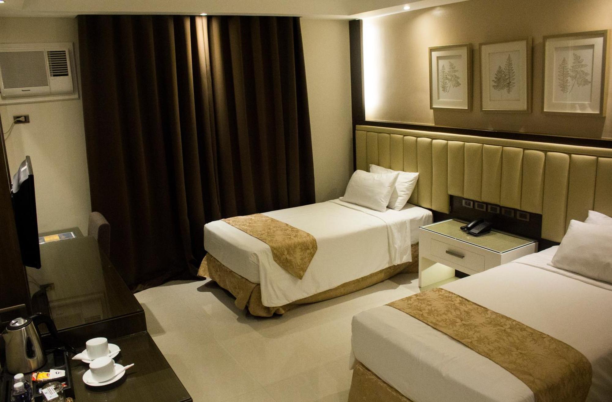 Crown Royale Hotel Balanga Buitenkant foto