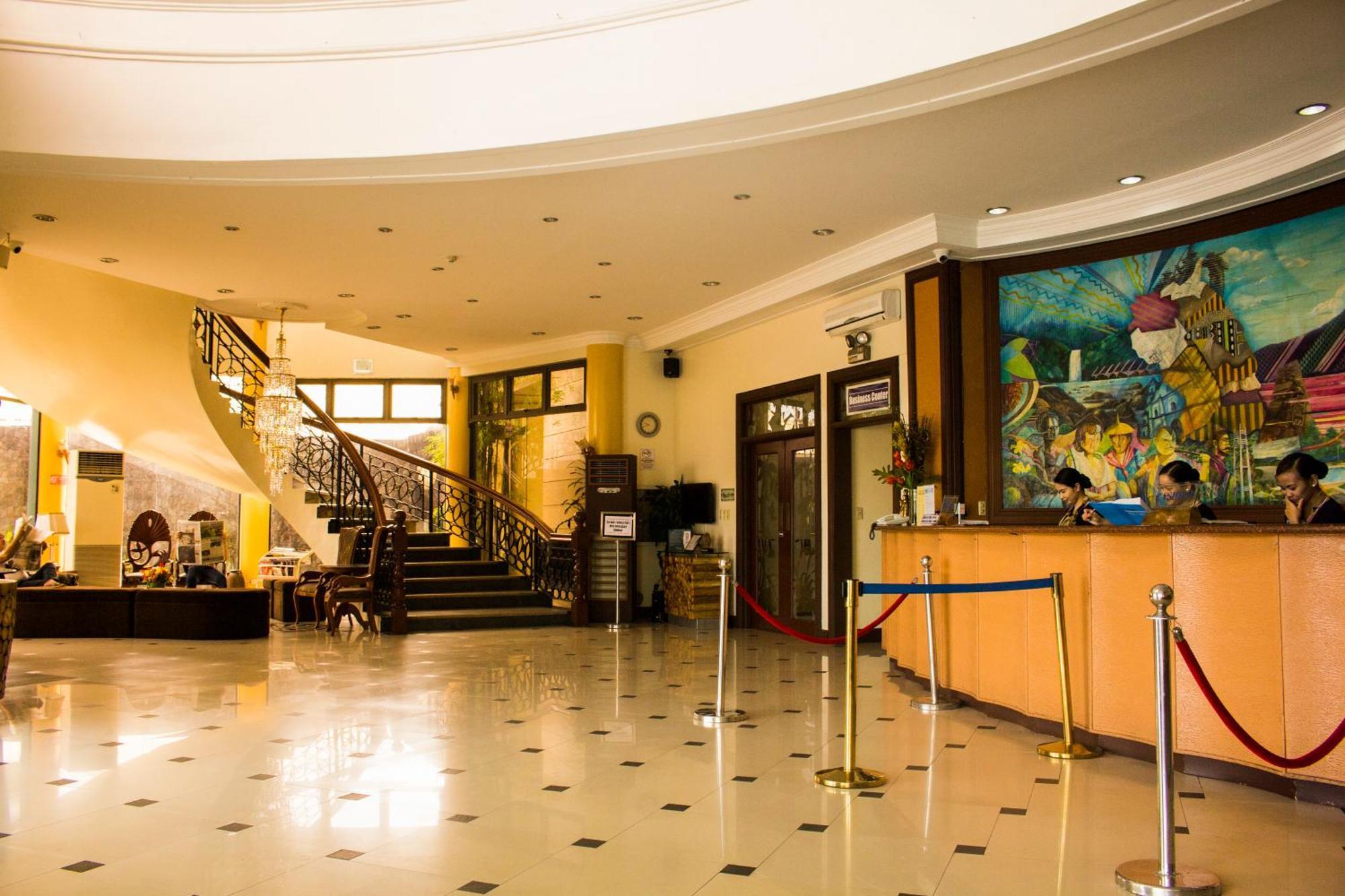 Crown Royale Hotel Balanga Buitenkant foto