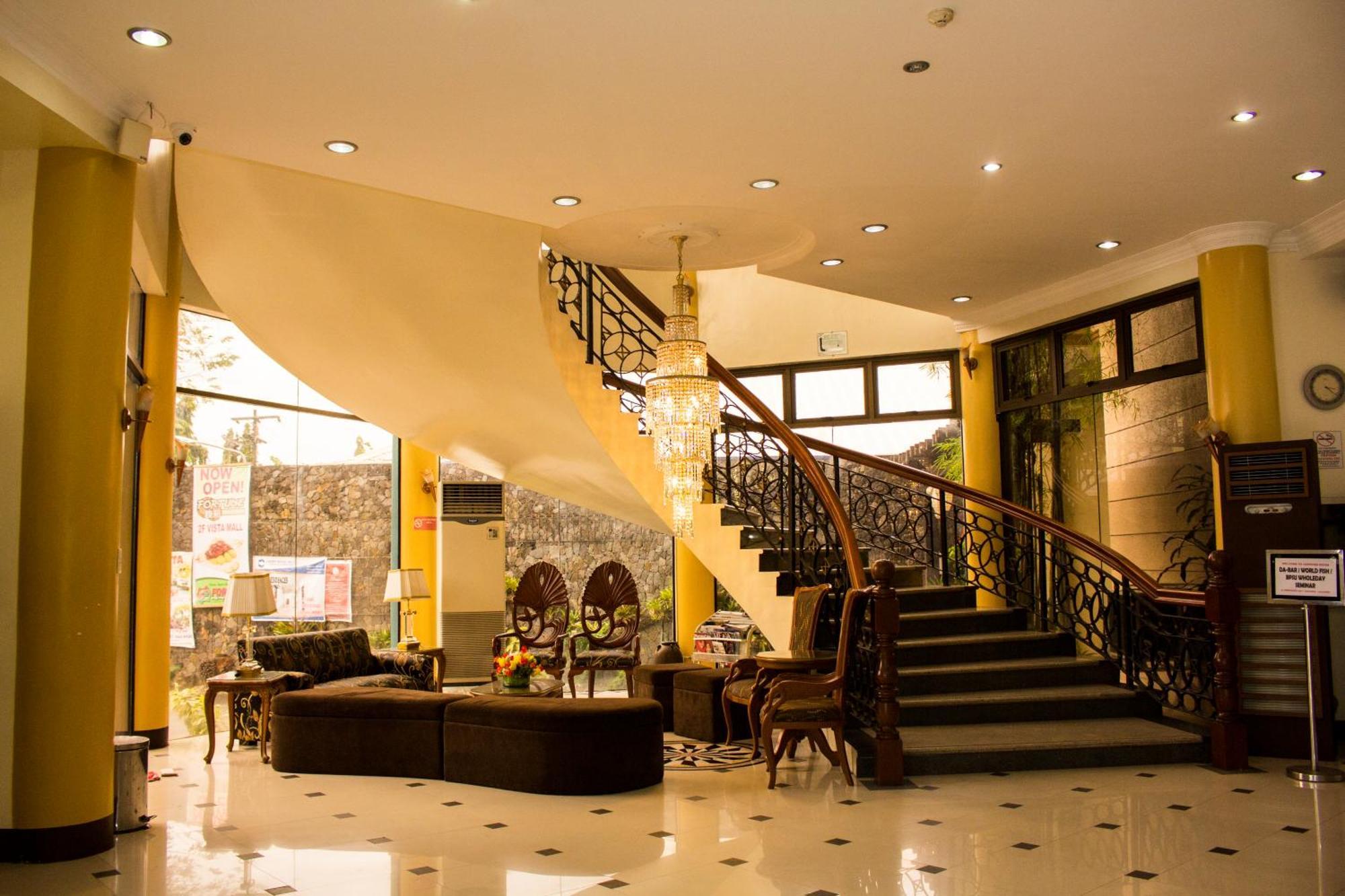 Crown Royale Hotel Balanga Buitenkant foto