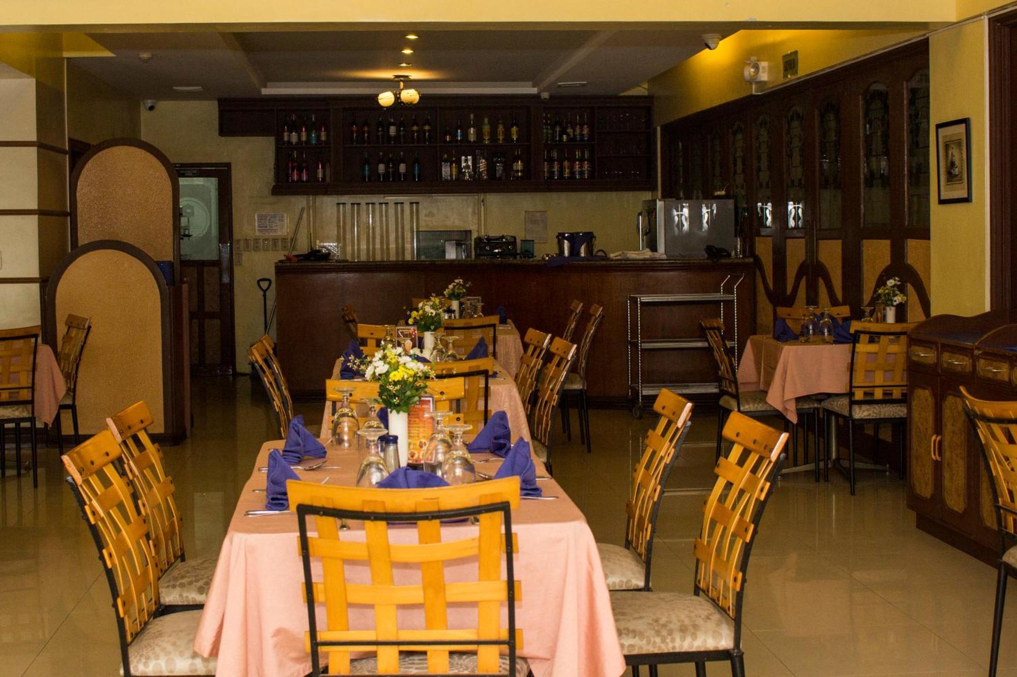 Crown Royale Hotel Balanga Buitenkant foto
