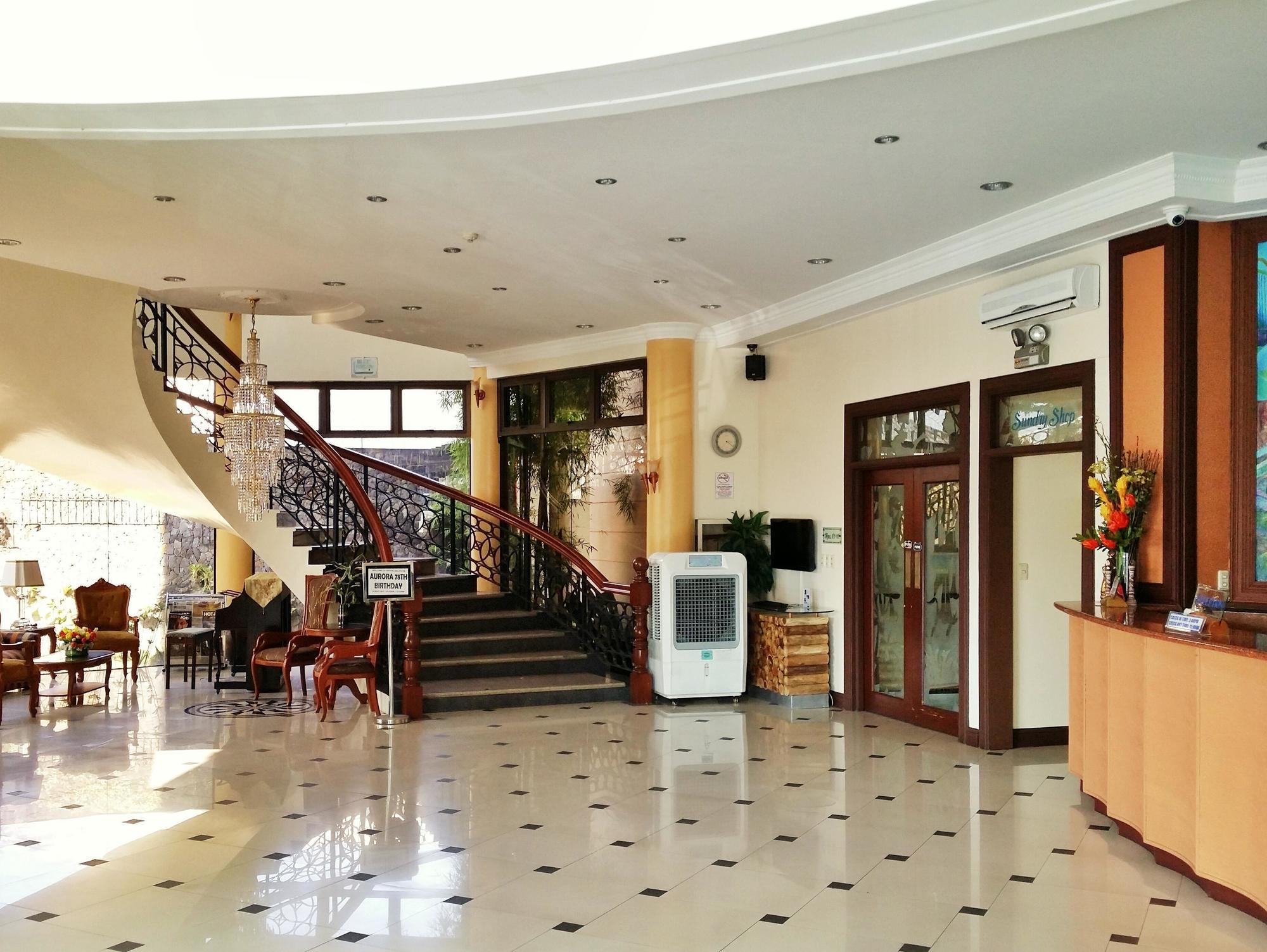 Crown Royale Hotel Balanga Buitenkant foto