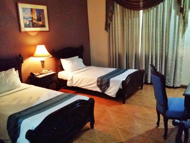 Crown Royale Hotel Balanga Buitenkant foto
