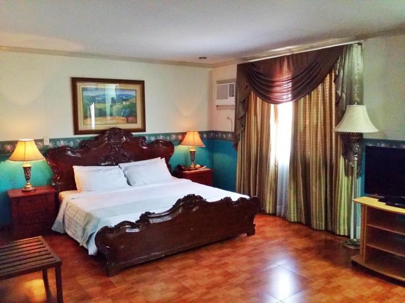 Crown Royale Hotel Balanga Buitenkant foto