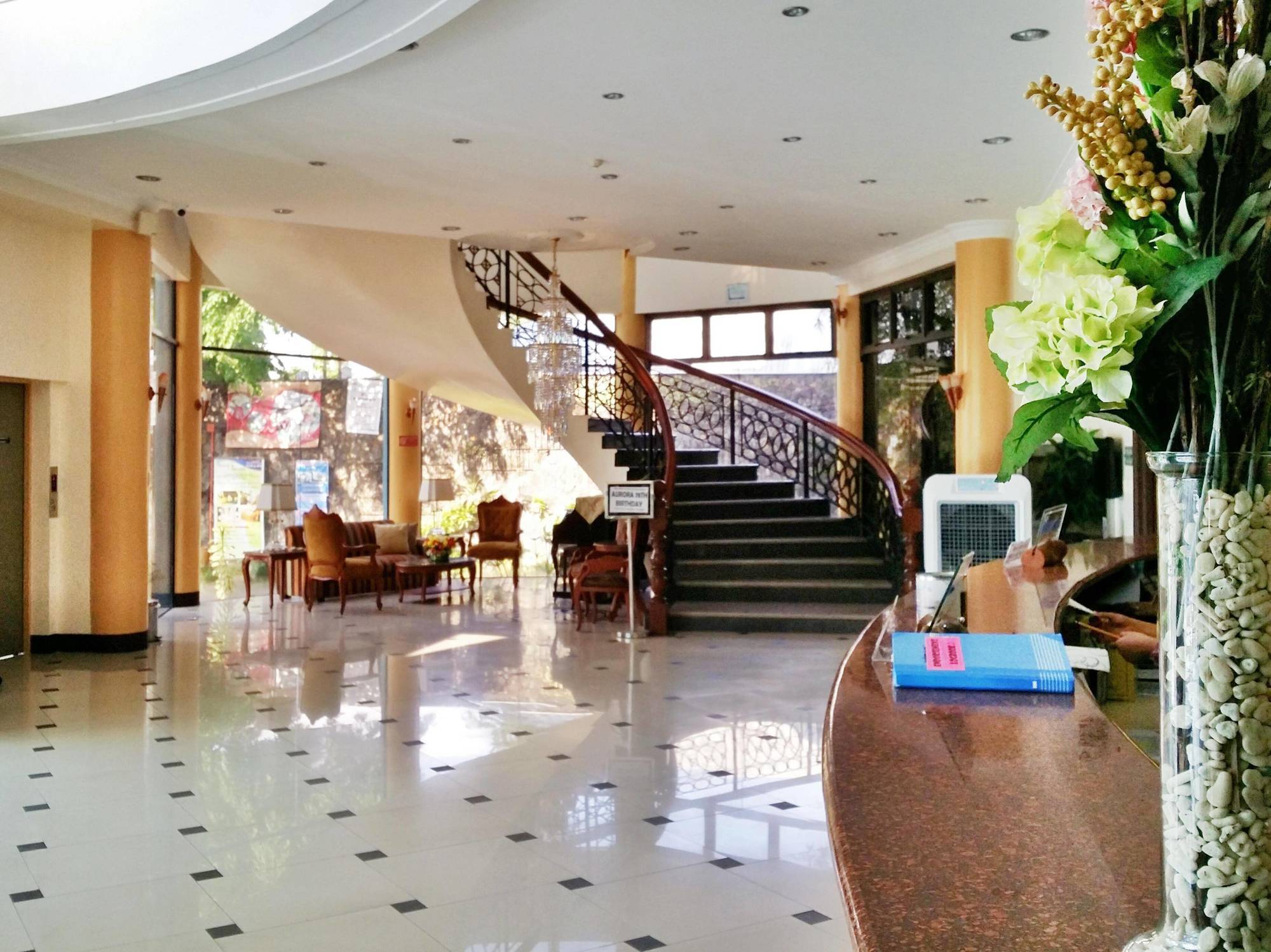 Crown Royale Hotel Balanga Buitenkant foto