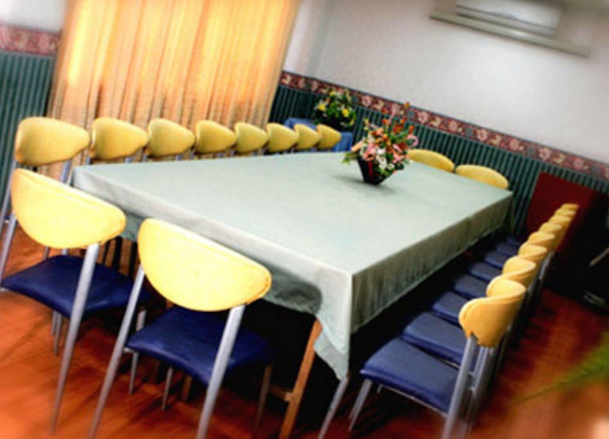 Crown Royale Hotel Balanga Buitenkant foto