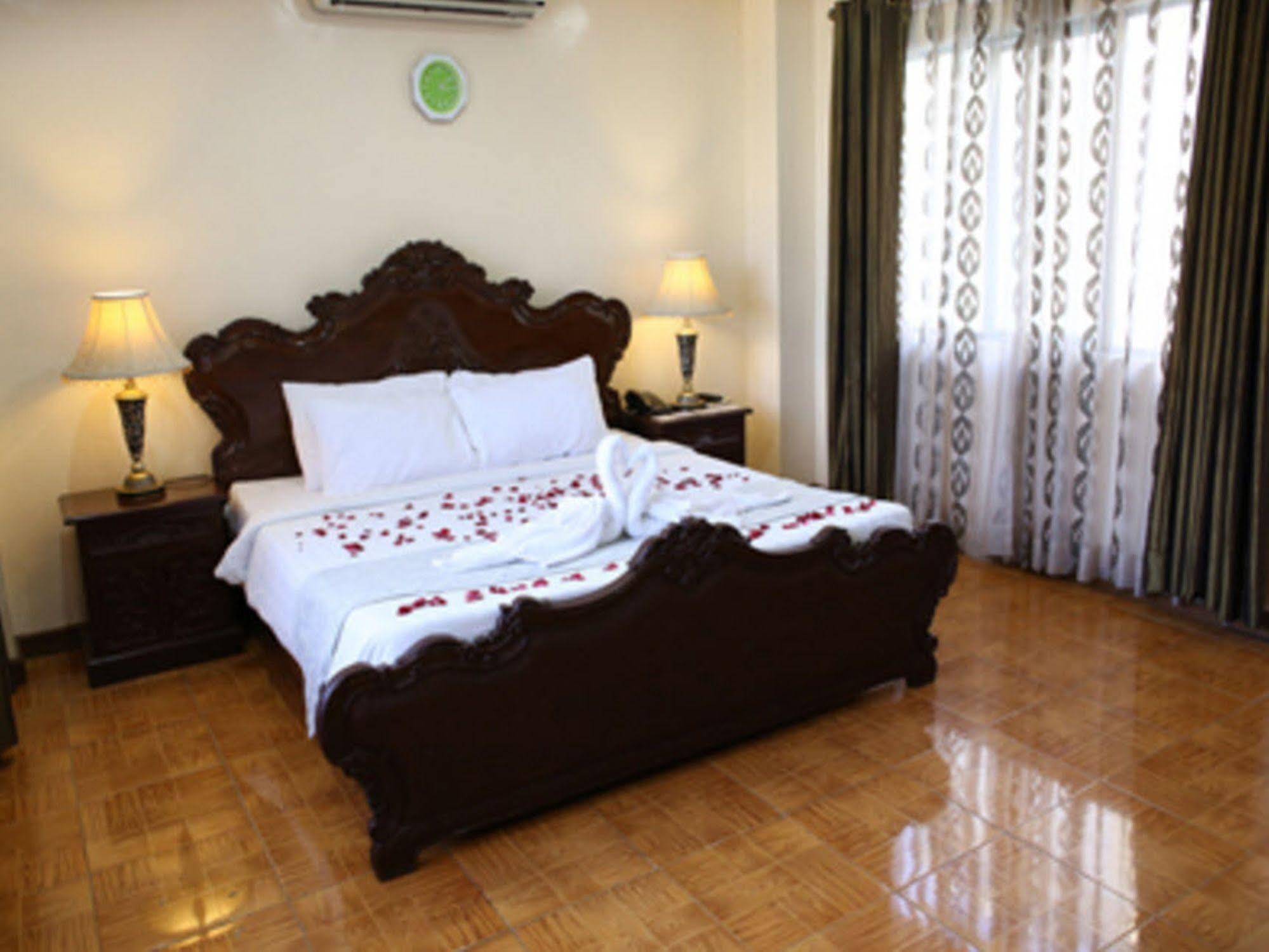 Crown Royale Hotel Balanga Buitenkant foto