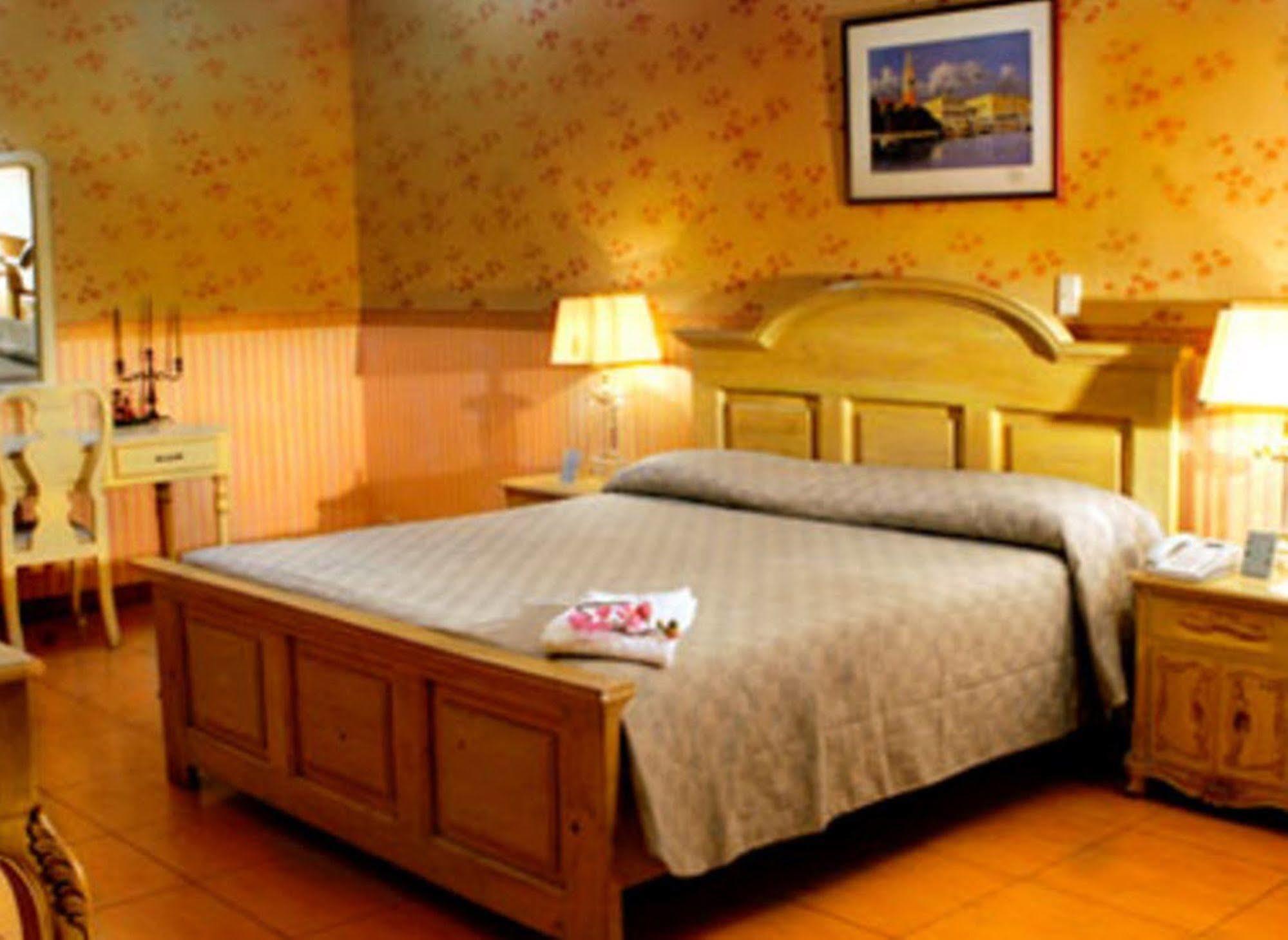 Crown Royale Hotel Balanga Buitenkant foto
