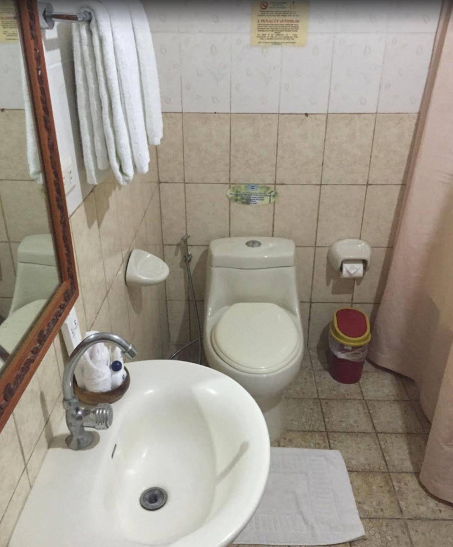 Crown Royale Hotel Balanga Buitenkant foto