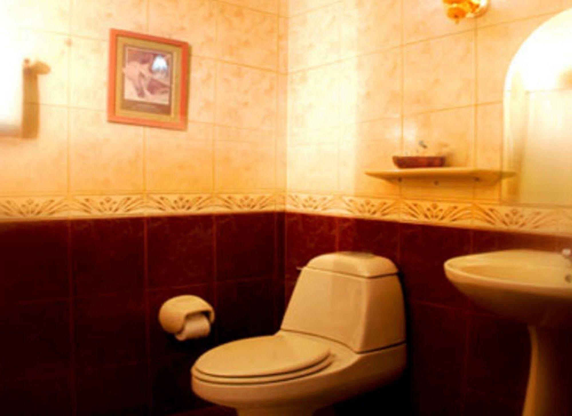 Crown Royale Hotel Balanga Buitenkant foto
