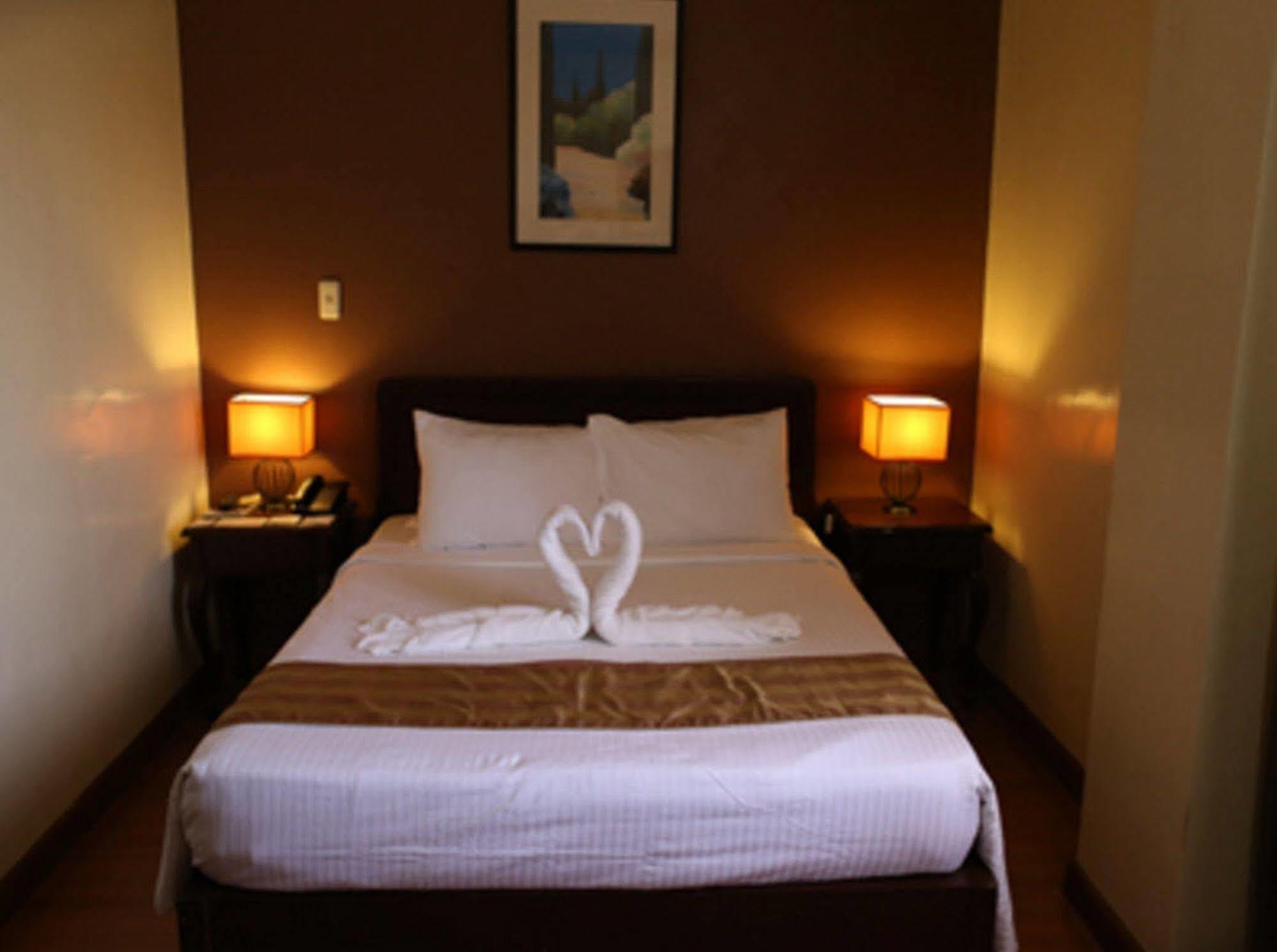 Crown Royale Hotel Balanga Buitenkant foto