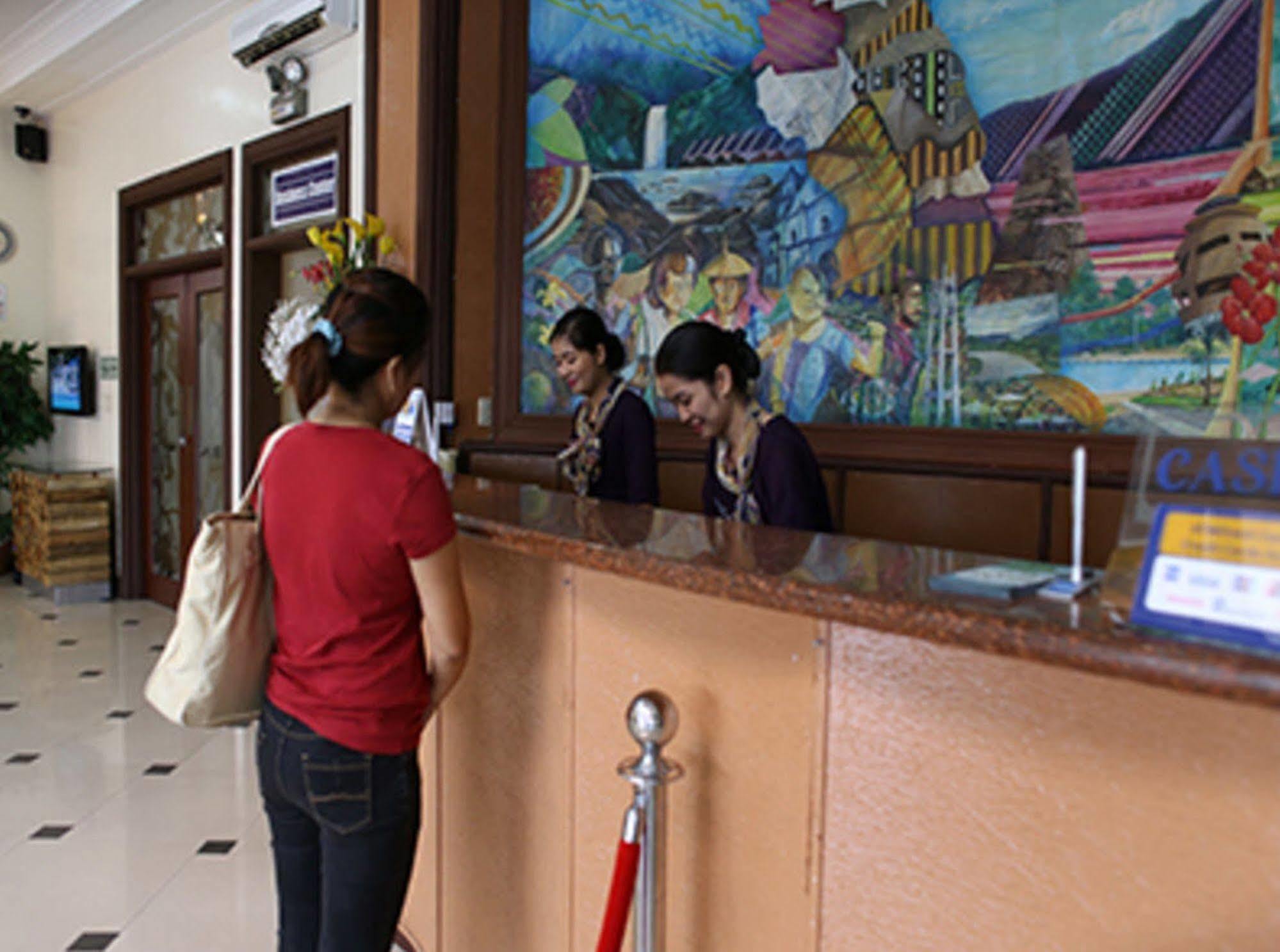 Crown Royale Hotel Balanga Buitenkant foto