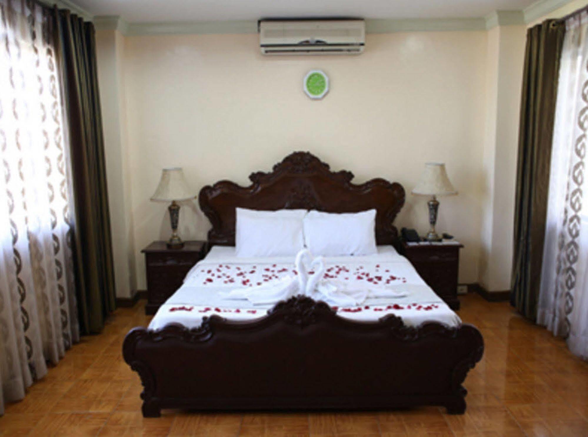 Crown Royale Hotel Balanga Buitenkant foto