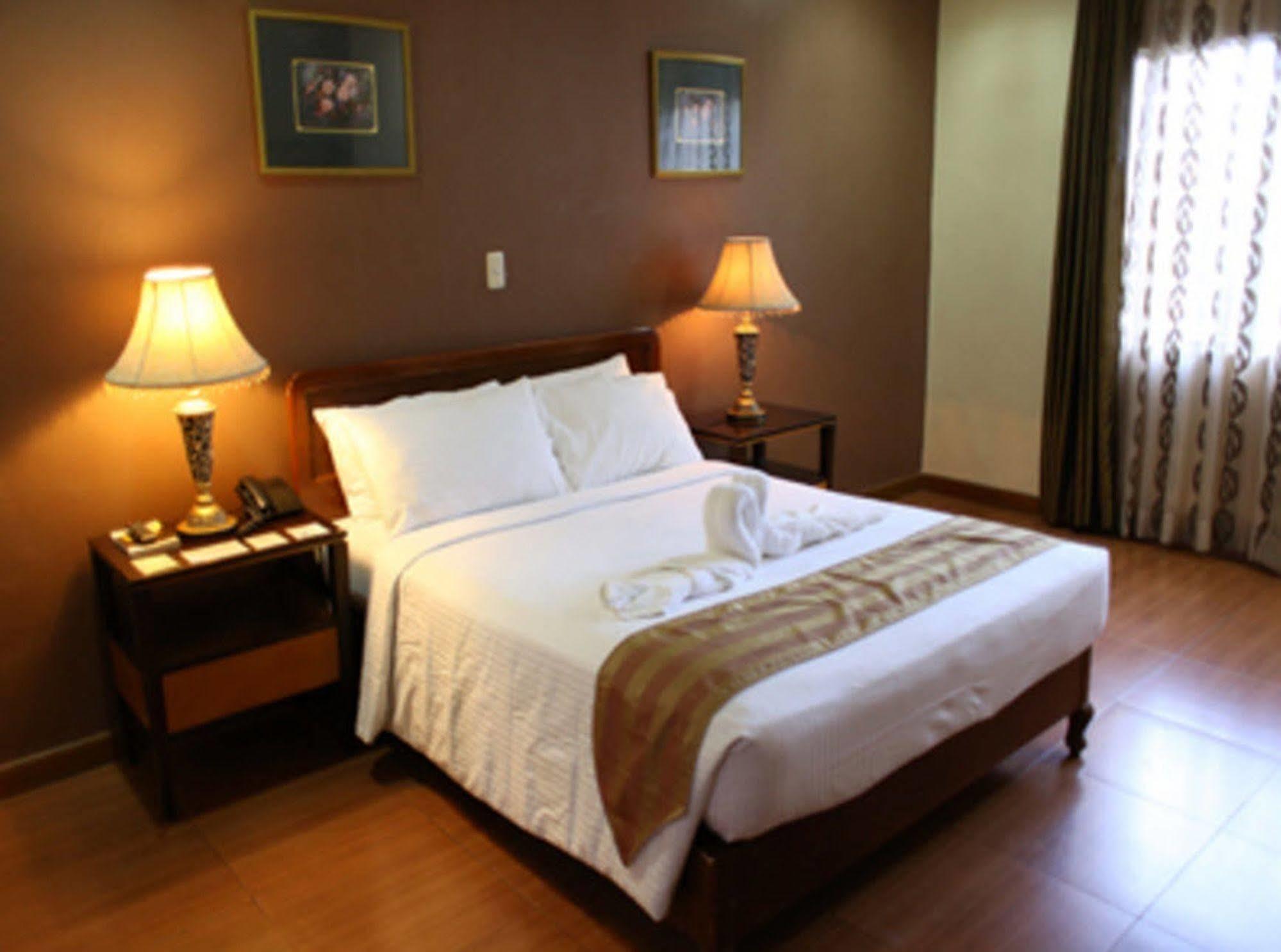 Crown Royale Hotel Balanga Buitenkant foto