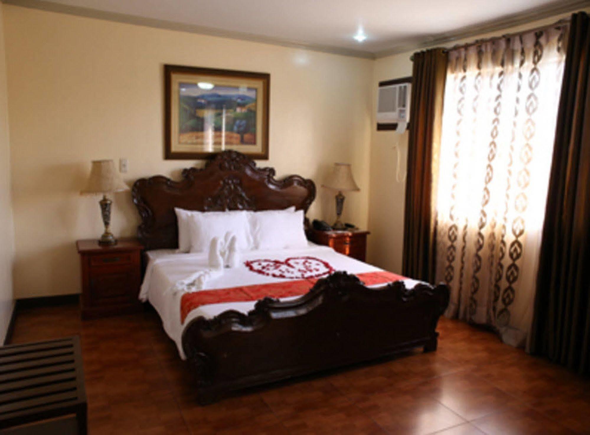 Crown Royale Hotel Balanga Buitenkant foto