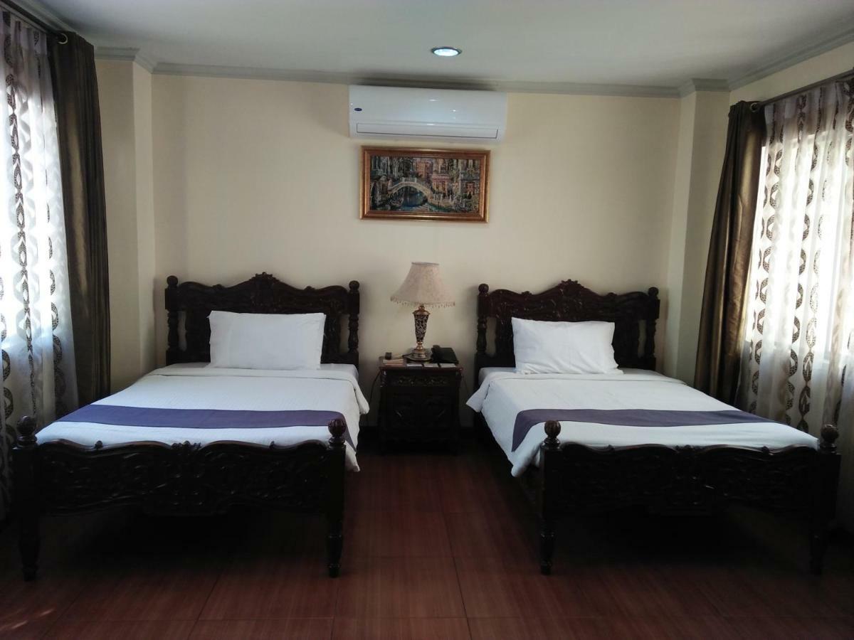 Crown Royale Hotel Balanga Buitenkant foto