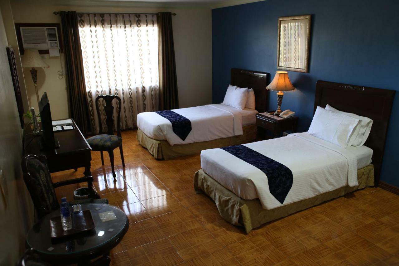 Crown Royale Hotel Balanga Buitenkant foto